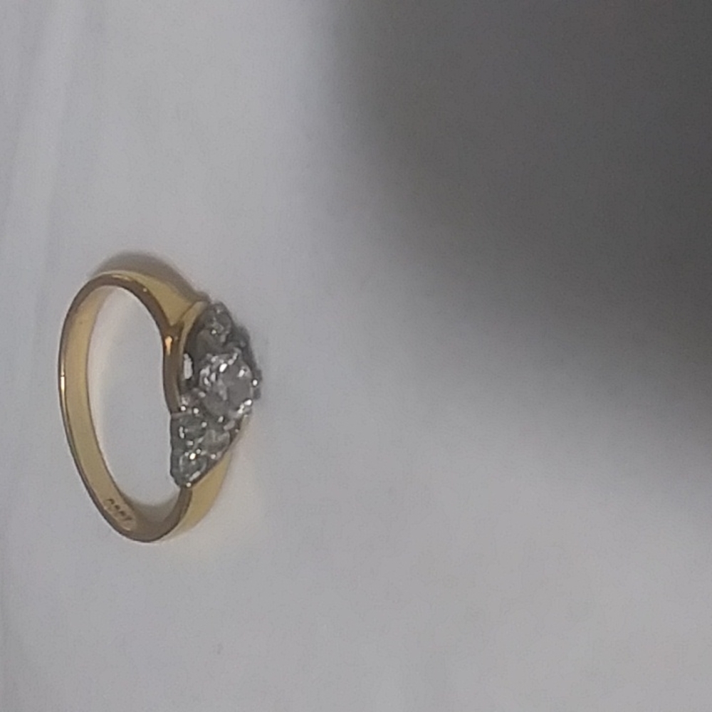 Diamond gold ring